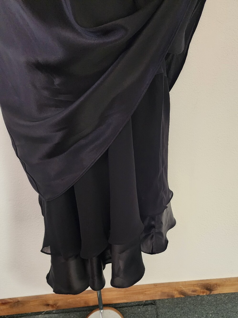 Karin Stevins Dress Satin Cocktail Layered Tiered Sleeveless Black Size 8 - Picture 3 of 9